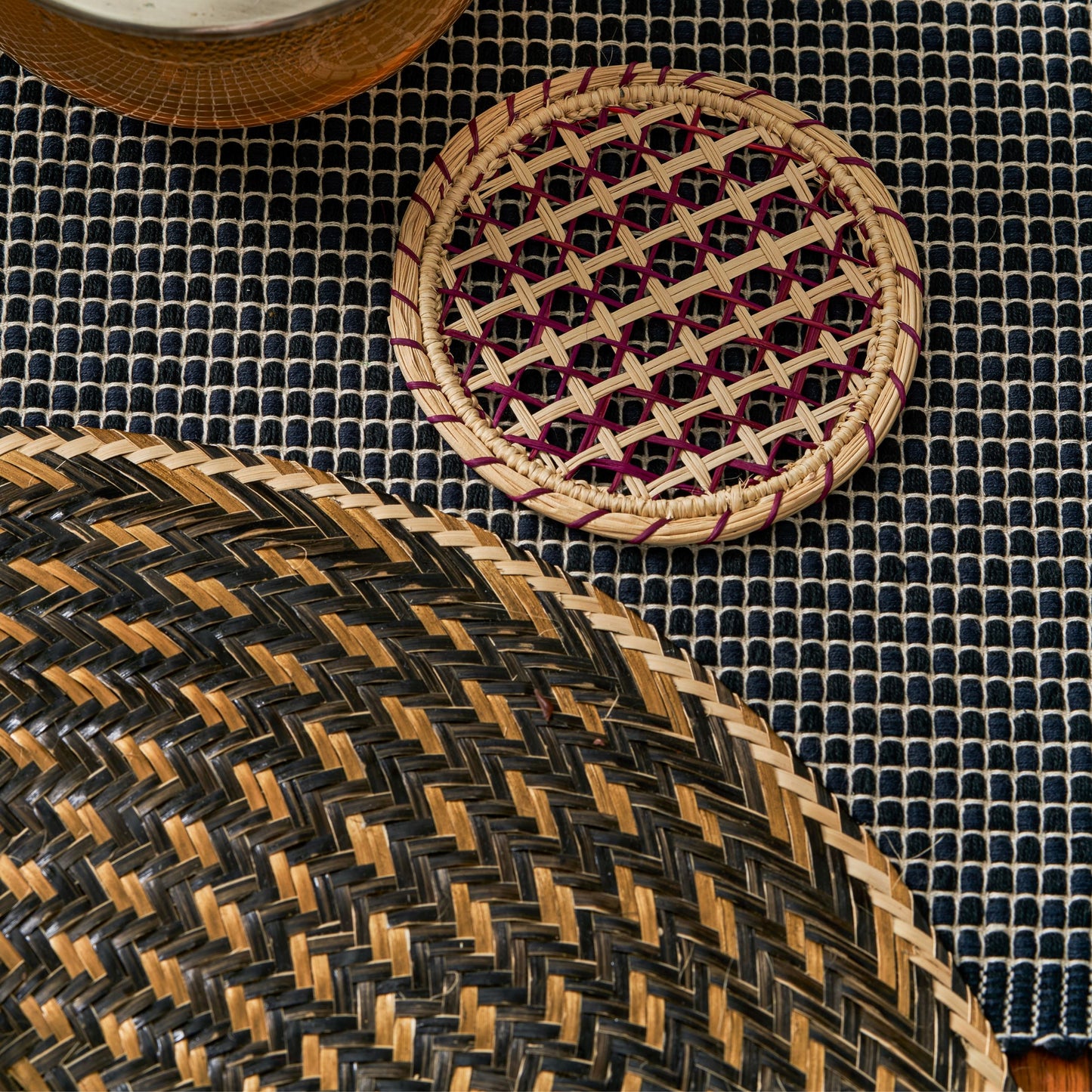 Set x 4 Natural Straw Black & Gold Dotted Round Placemats Placemats WASHEIN