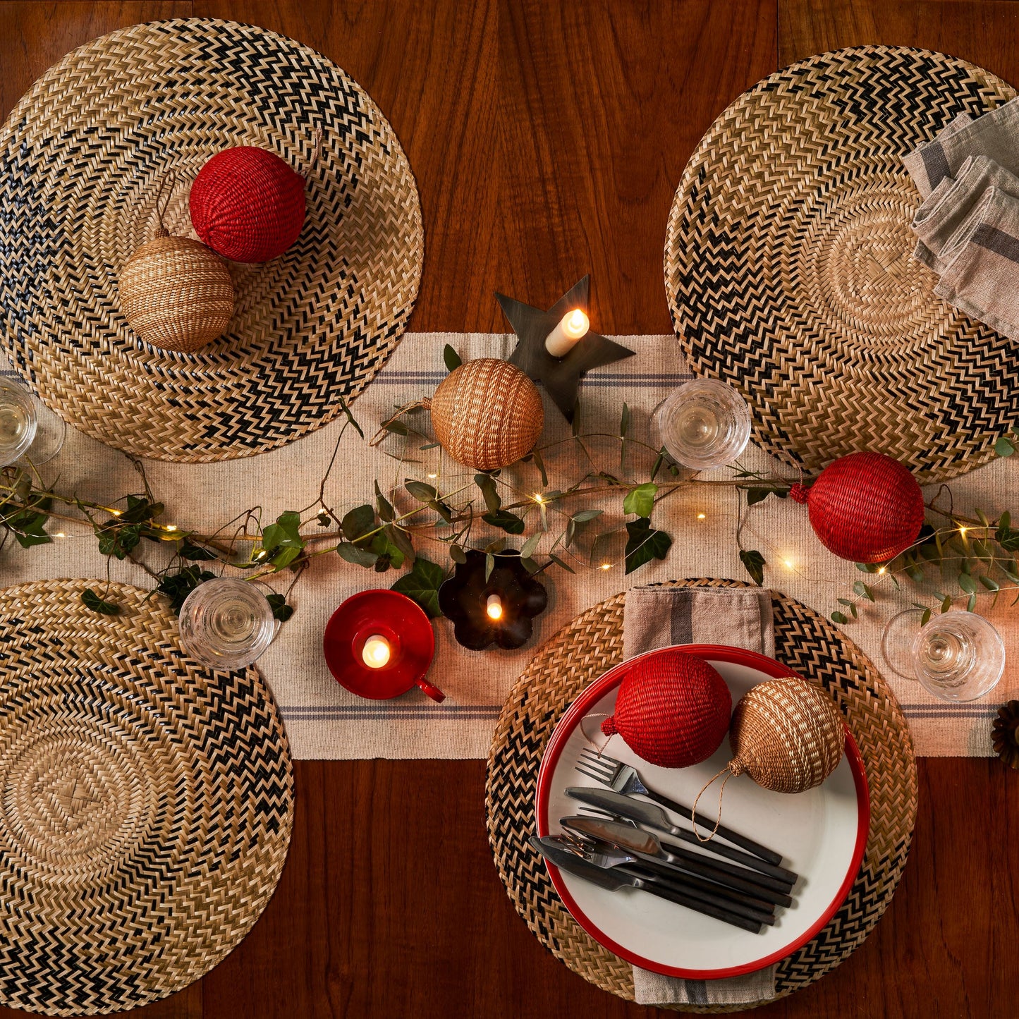 Set x 4 Natural Straw Black & Gold Round Placemats Placemats WASHEIN