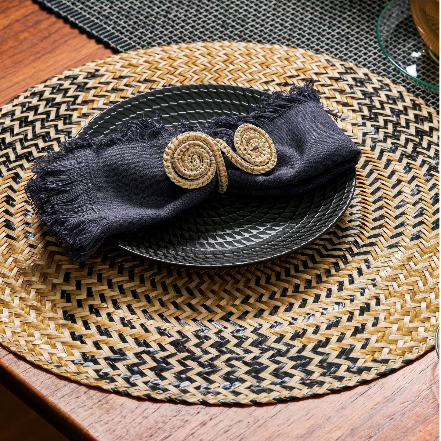 Set x 4 Natural Straw Black & Gold Round Placemats Placemats WASHEIN