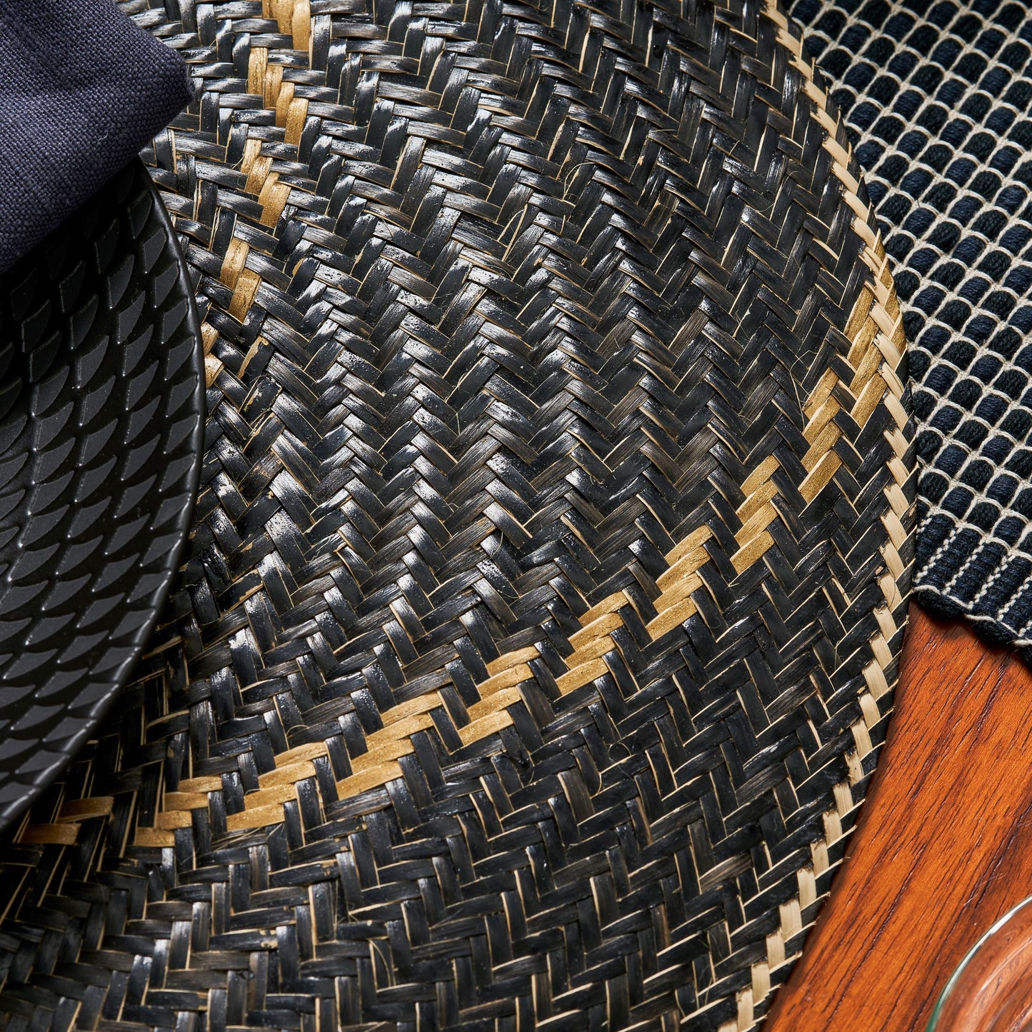 Set x 4 Natural Straw Black & Gold Spiral Round Placemats Placemats WASHEIN