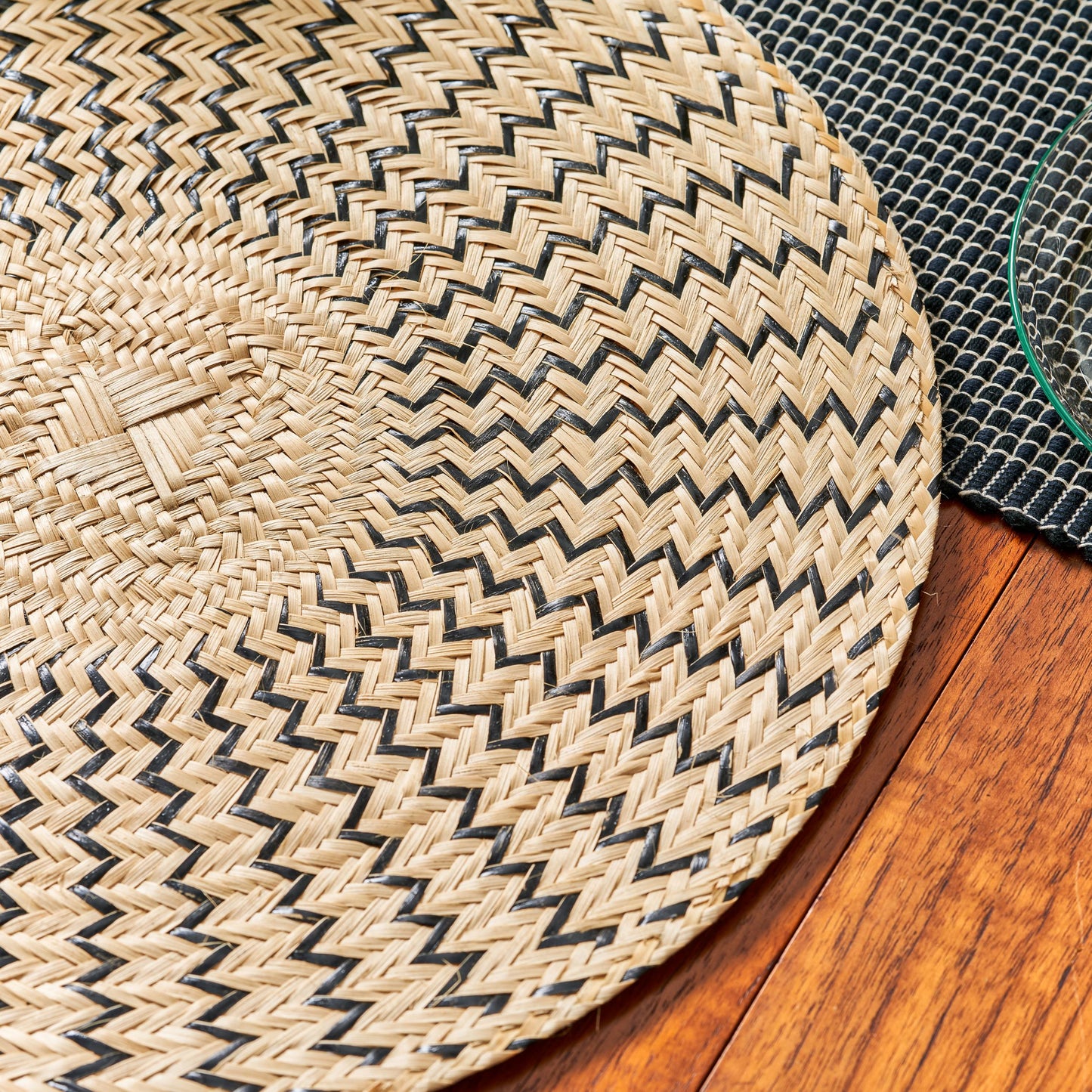 Set x 4 Natural Straw Black Zigzag Round Placemats Placemats WASHEIN