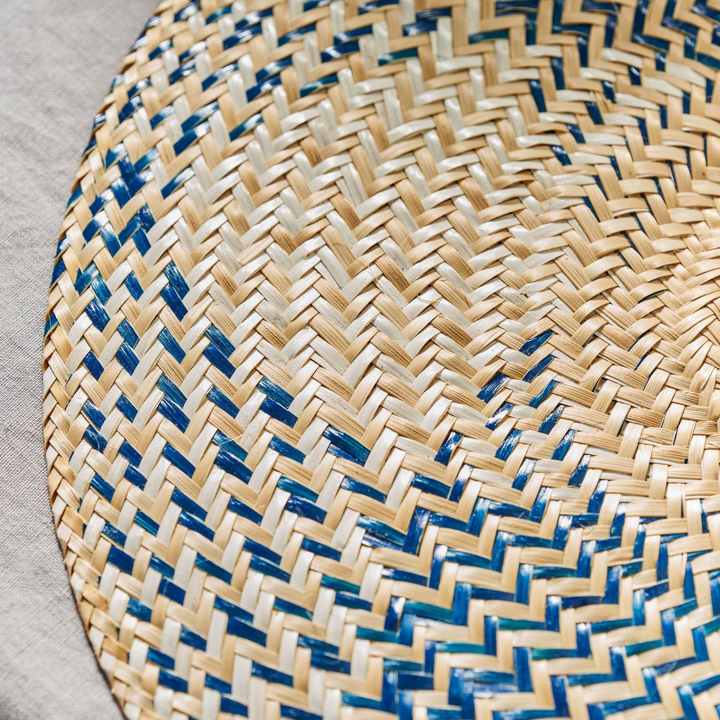 Set x 4 Natural Straw Blue & White Flower Round Placemats Placemats WASHEIN