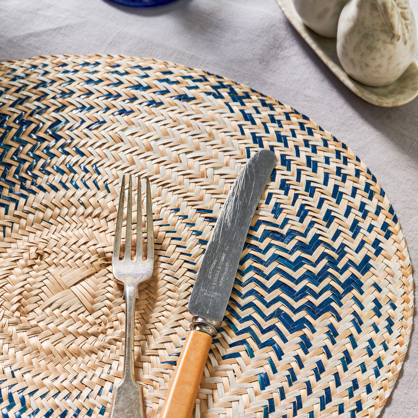 Set x 4 Natural Straw Blue & White Flower Round Placemats Placemats WASHEIN