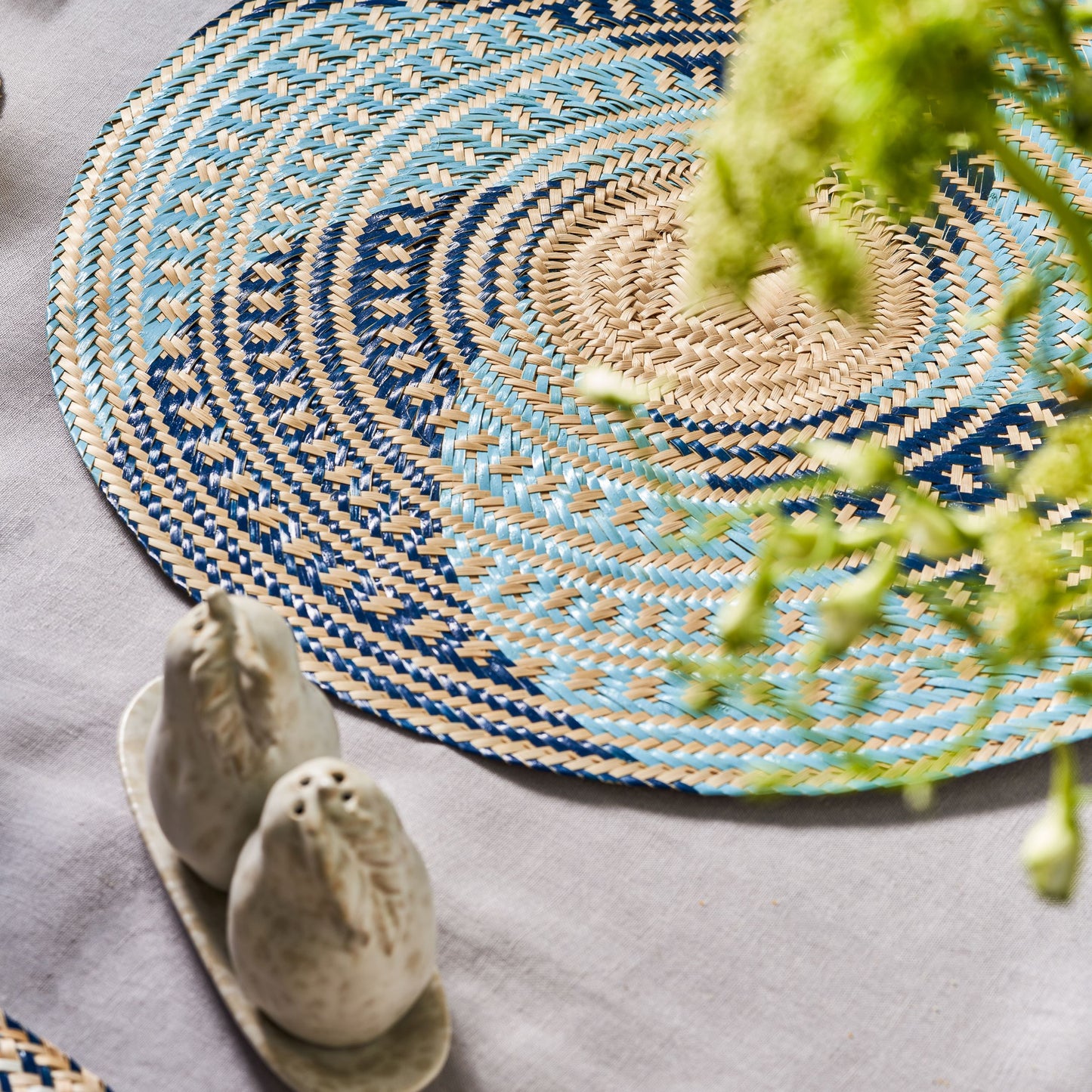 Set x 4 Natural Straw Light & Dark Blue Spiral Round Placemats Placemats WASHEIN