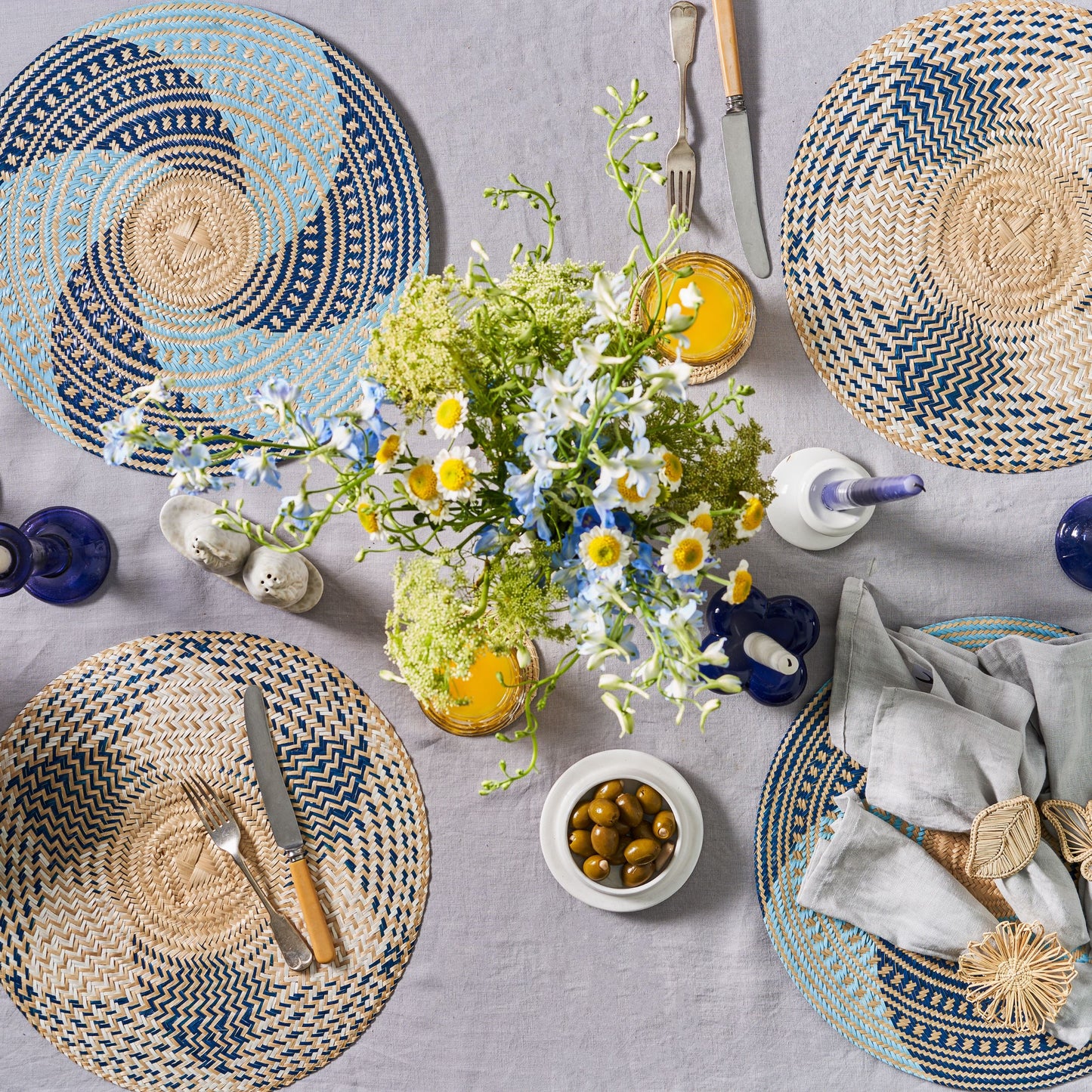 Set x 4 Natural Straw Light & Dark Blue Spiral Round Placemats Placemats WASHEIN