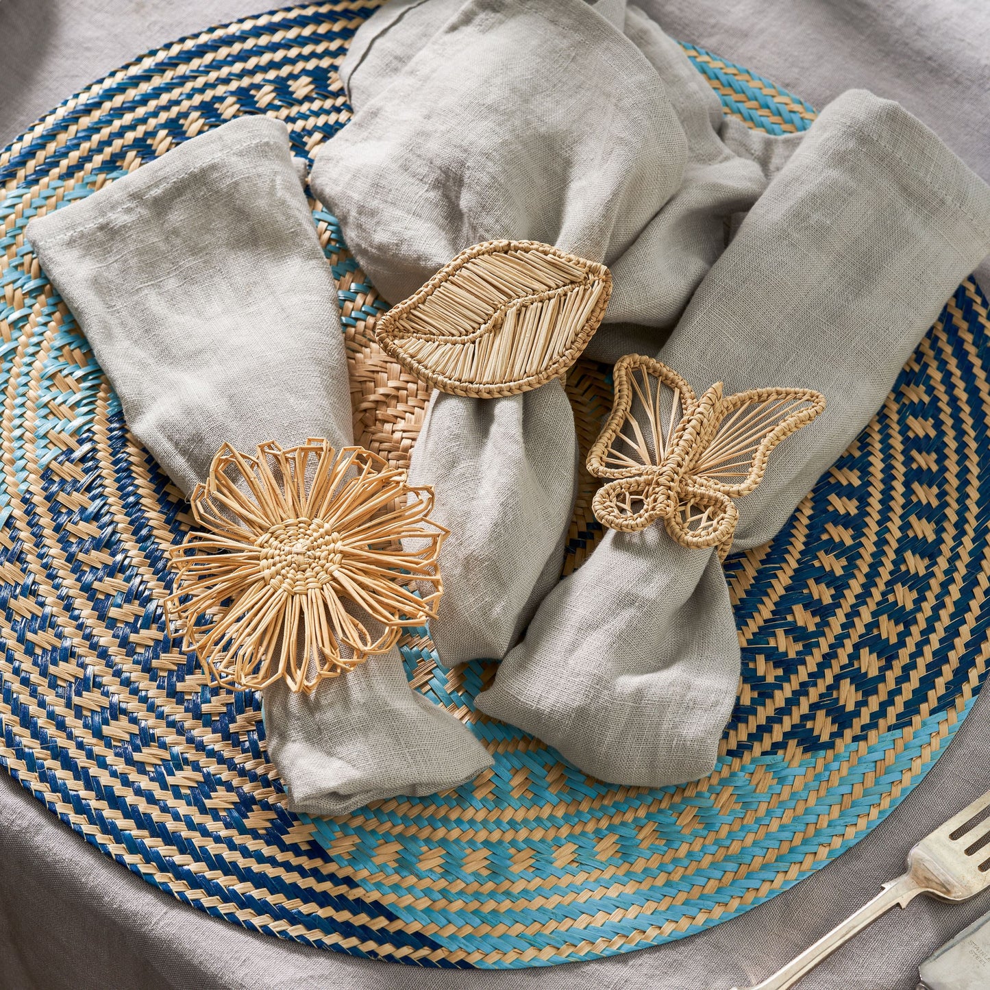 Set x 4 Natural Straw Light & Dark Blue Spiral Round Placemats Placemats WASHEIN