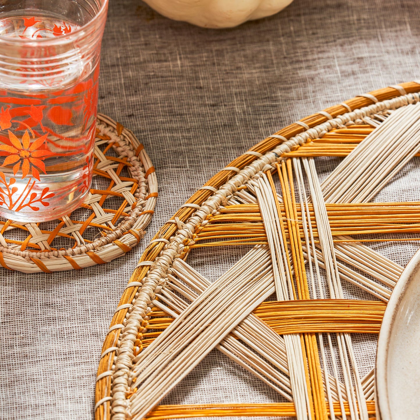 Set x 4 Natural Straw Orange Abstract Patterned Round Placemats Placemats WASHEIN