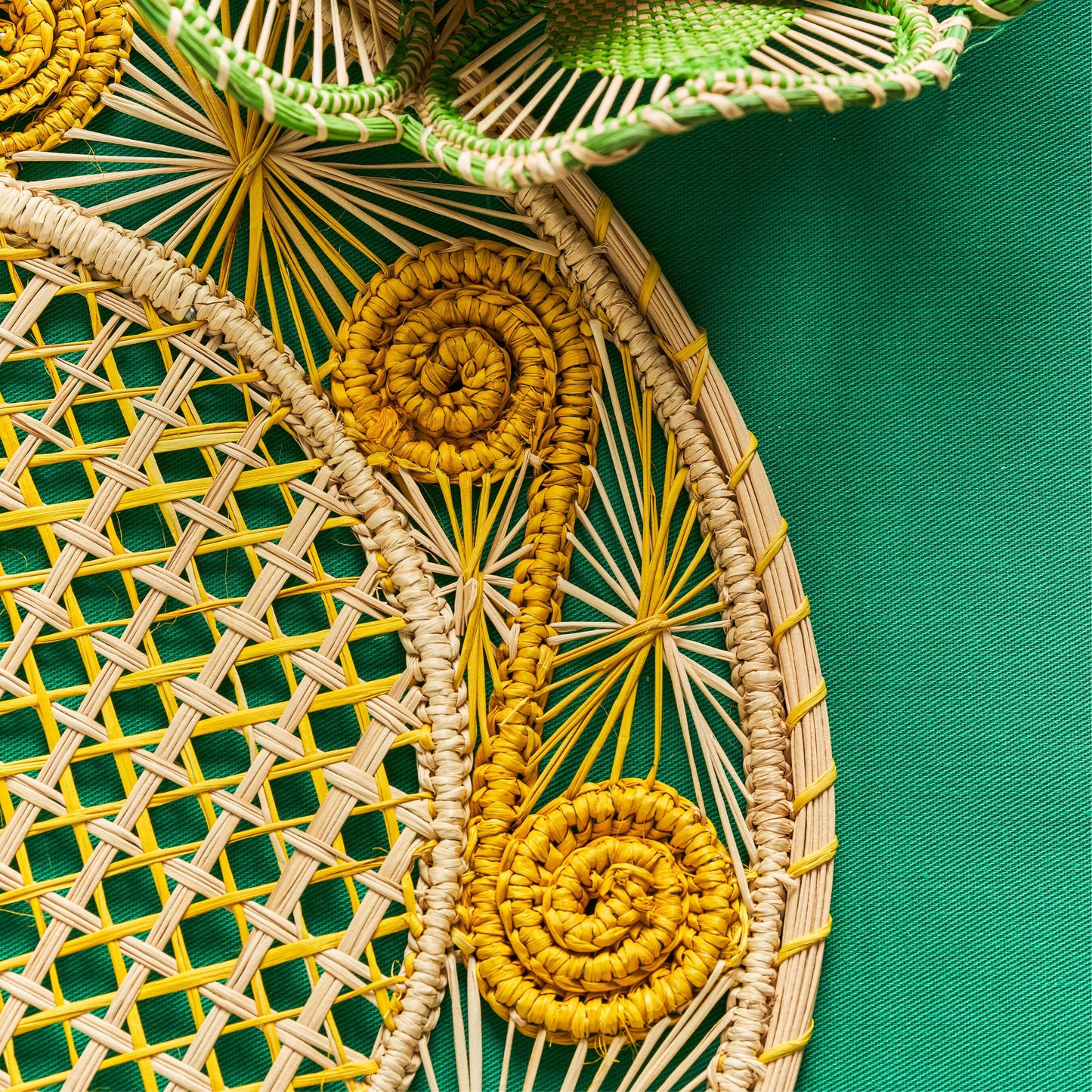Set x 4 Natural Straw Yellow Caracol Round Placemats Placemats WASHEIN
