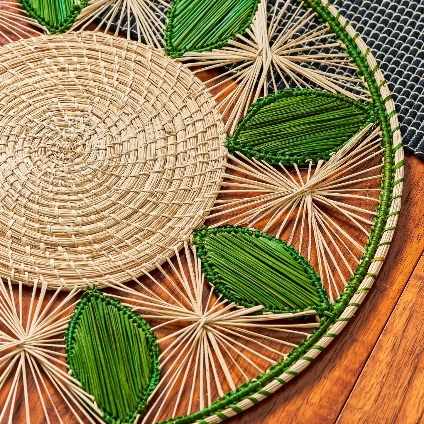 Set x 4 Raffia Straw Green Leaves Round Placemats Placemats WASHEIN