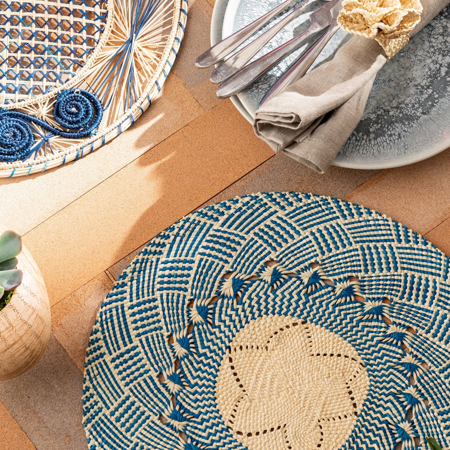 Natural Straw Woven Blue Spiral Round Placemats Placemats WASHEIN