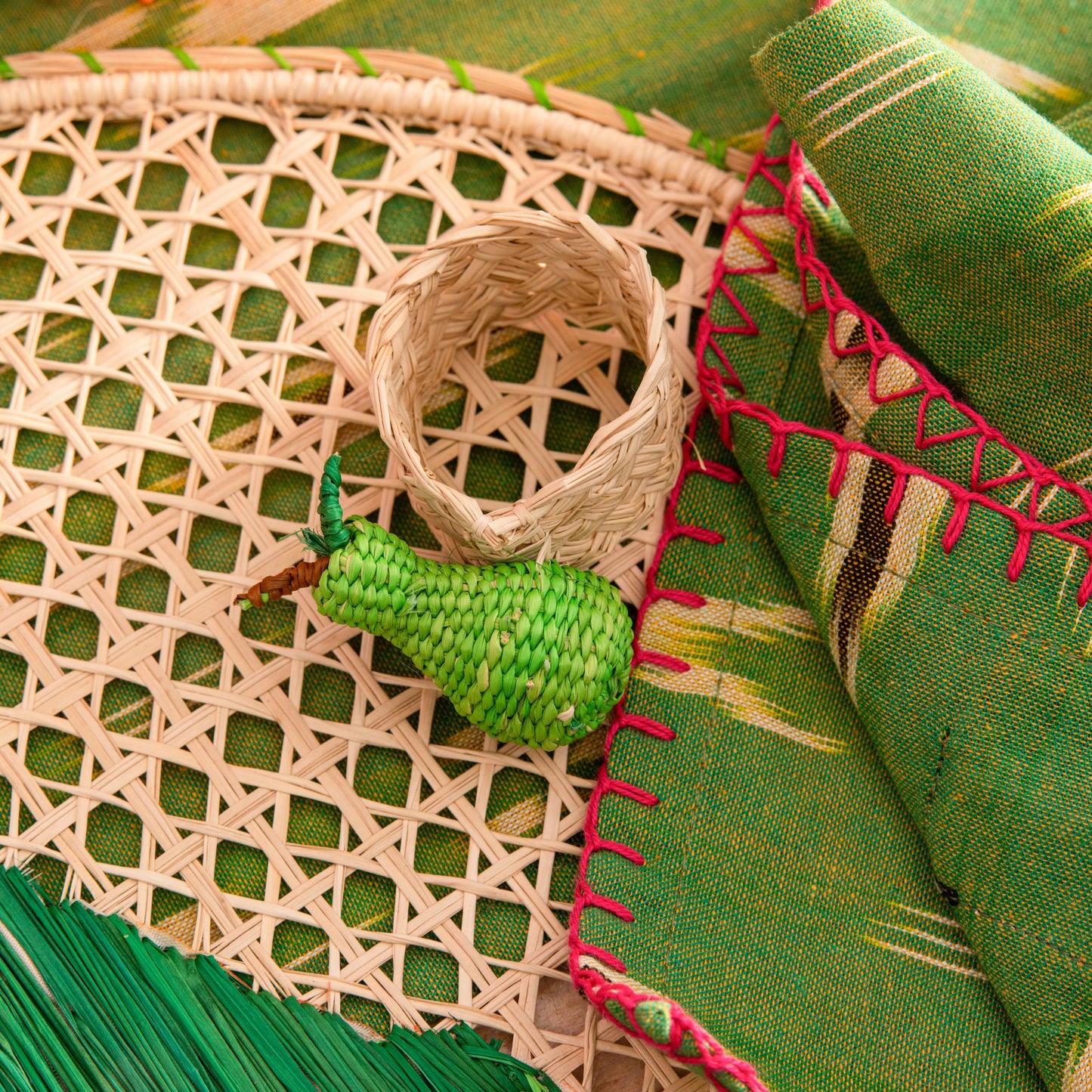 Natural Straw Woven Green Pear Fruits Round Placemats Placemats WASHEIN